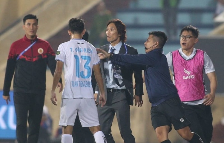 Cầu thủ Nam Định đánh vào ngực HLV Gong Oh Kyun, Trần Đình Trọng nhận xét ‘láo quá’